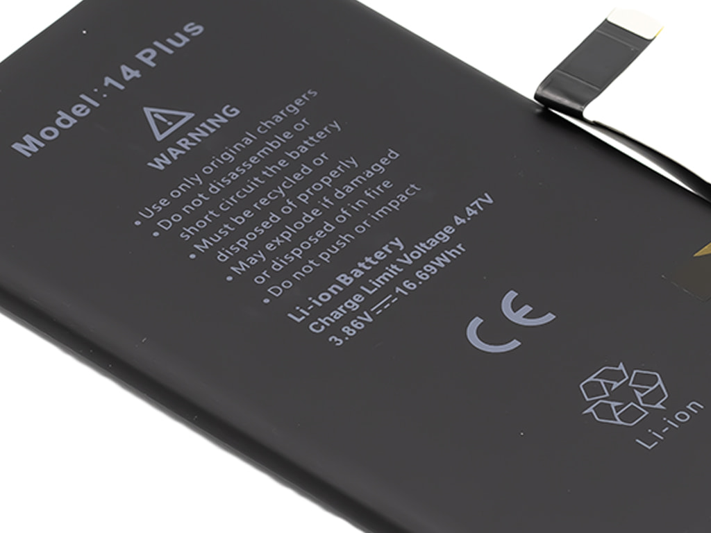 Připravená výměna baterie iPhone 14 Plus – náhradní díl vedle zařízení